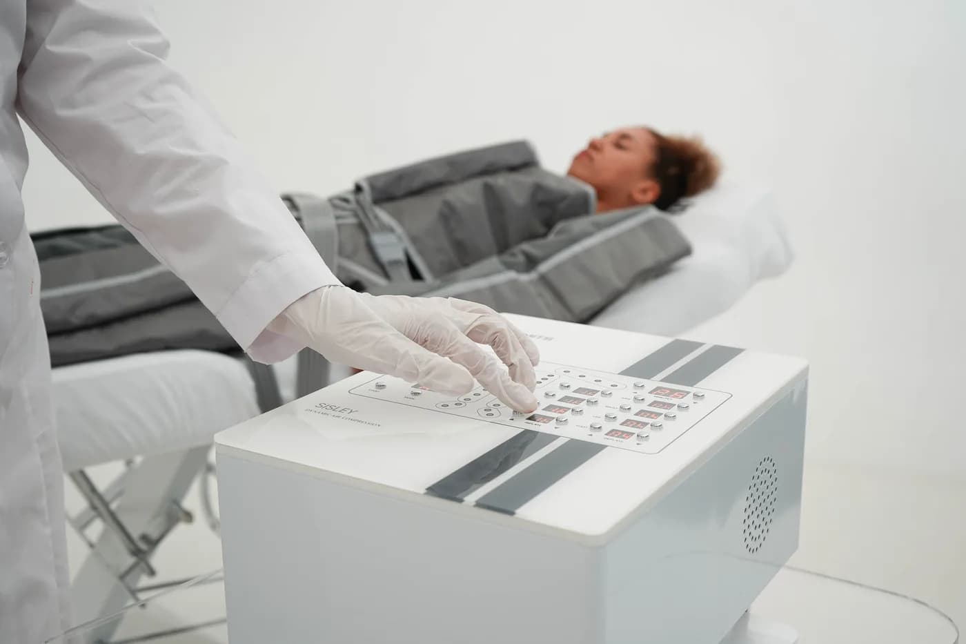 Pressotherapy session at Clínica Cambria: patient wearing the pneumatic pressure suit during treatment